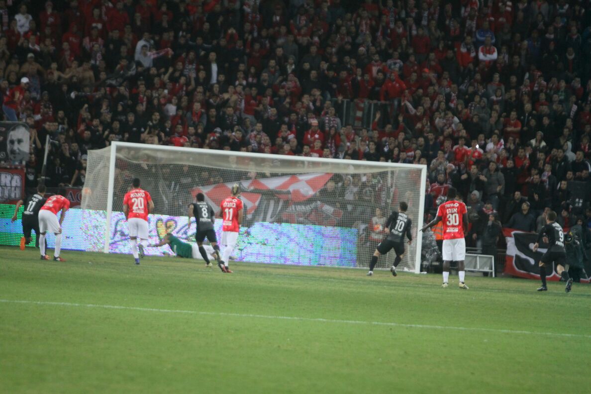 הגול של הפועל תל אביב בפנדל (צילום: שי מוגילבסקי)